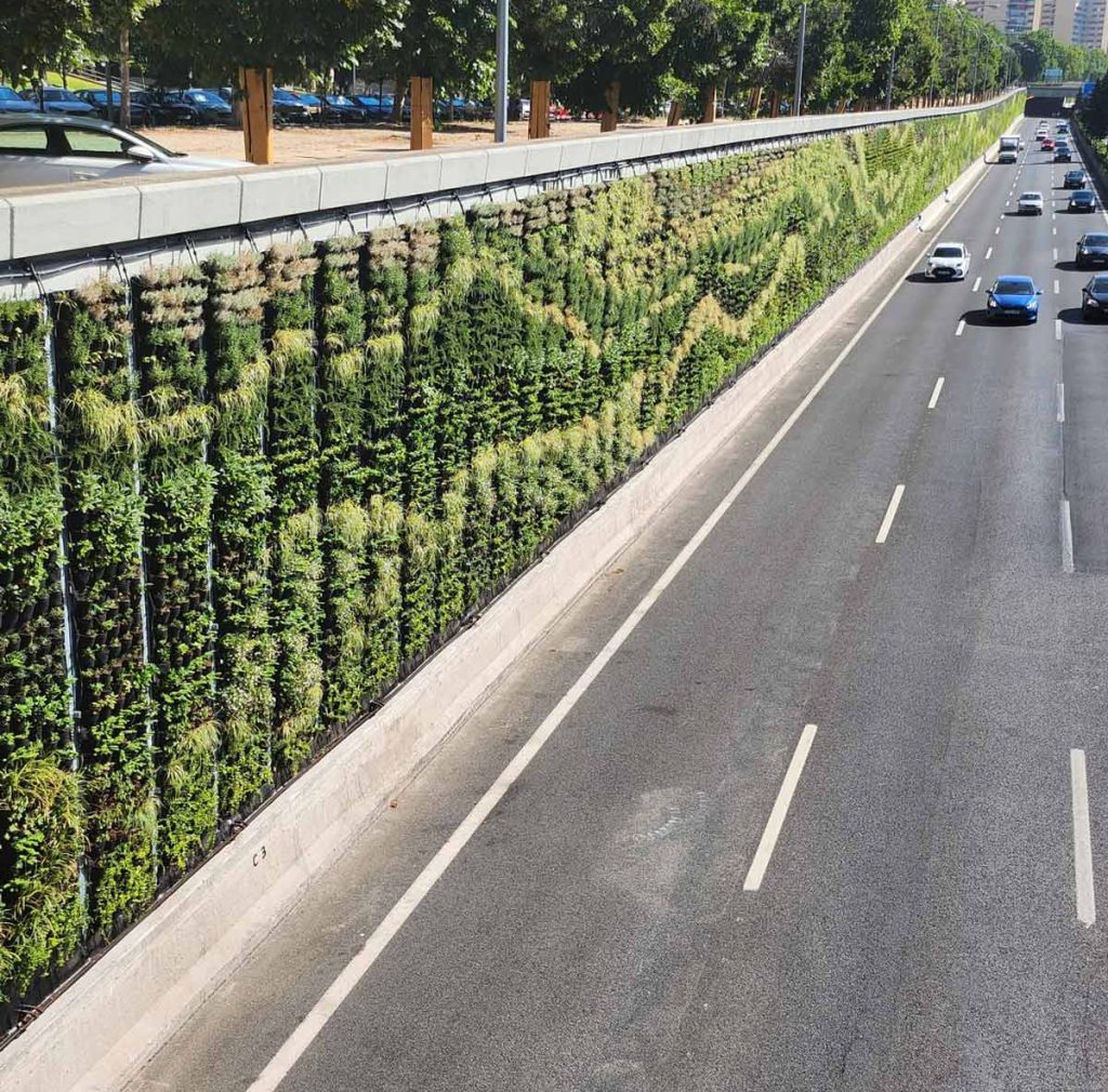 Jardín Vertical Madrid, Calle 30 Natura en la M30, Advenida de la Ilustración Madrid. Una iniciativa para el cumplimiento de la Agenda 2030 y los ODS. El jardín vertical más grande de Europa para ayudar a la transformación de la ciudad.
